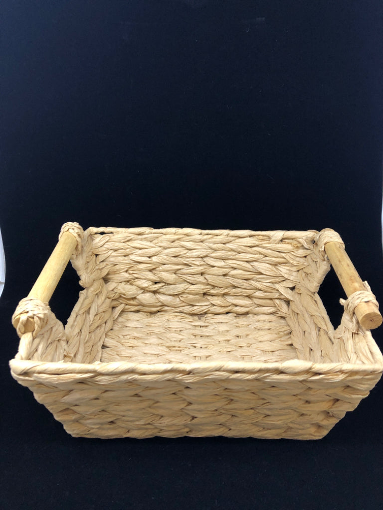 WOVEN BASKET W/DOWEL HANDLES.