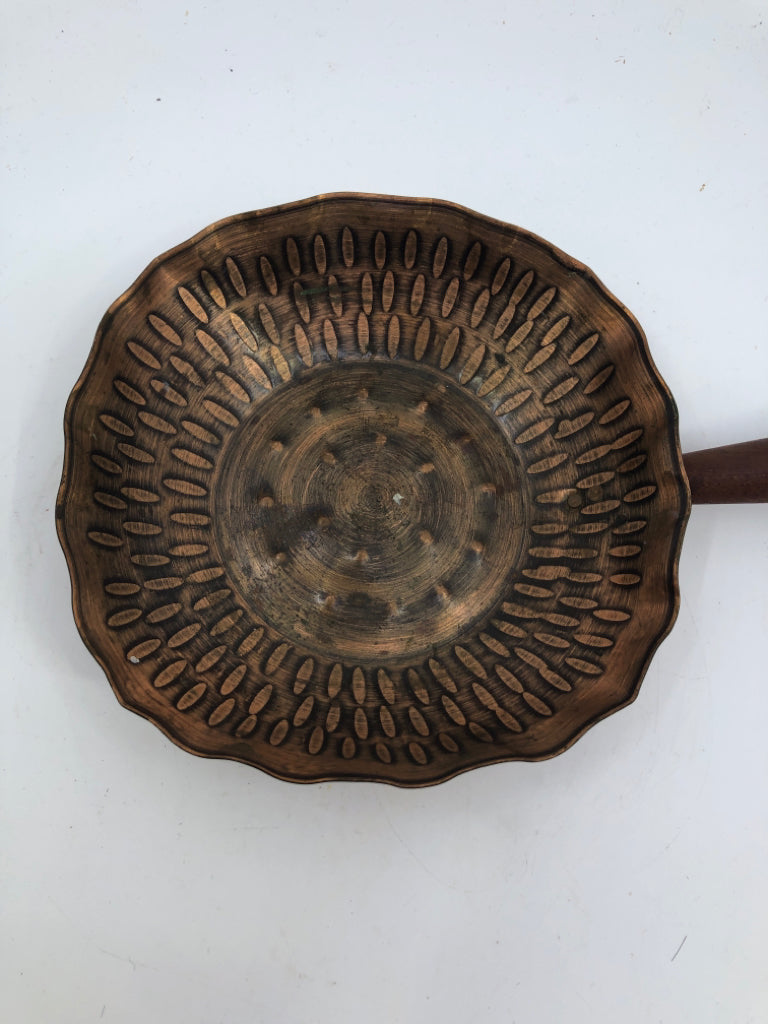 VTG COPPER DISH W WOOD HANDLE.