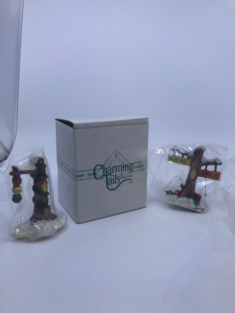 2-NIB STREET LIGHT/SIGN ACCESSORY CHARMING TAILS