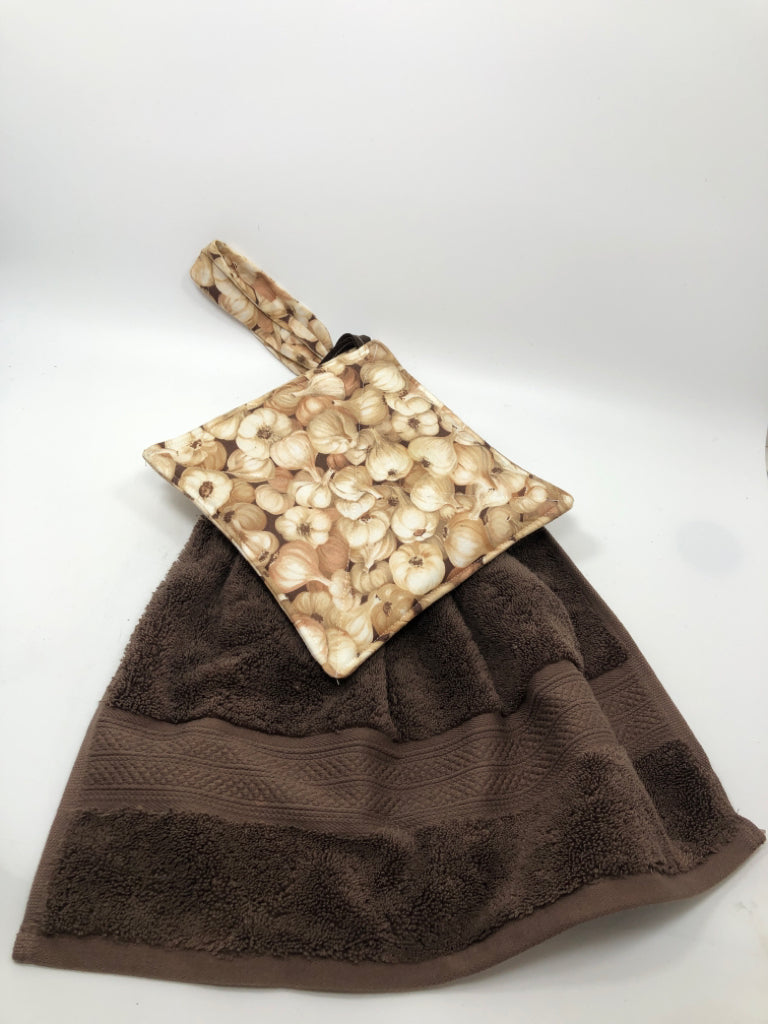 3PC GARLIC/BROWN THEMED KITCHEN TOWELS/FABRIC TRIVETS.