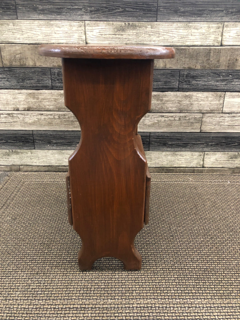 SMALL WOOD SIDE TABLE.