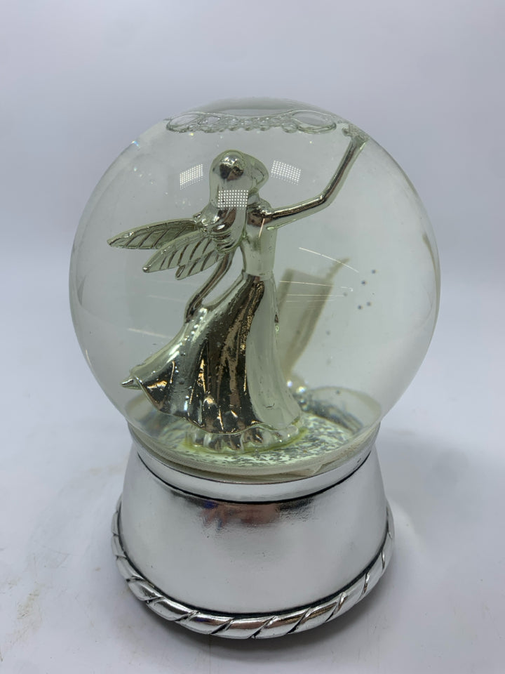 ANGEL MUSICAL SNOW GLOBE.