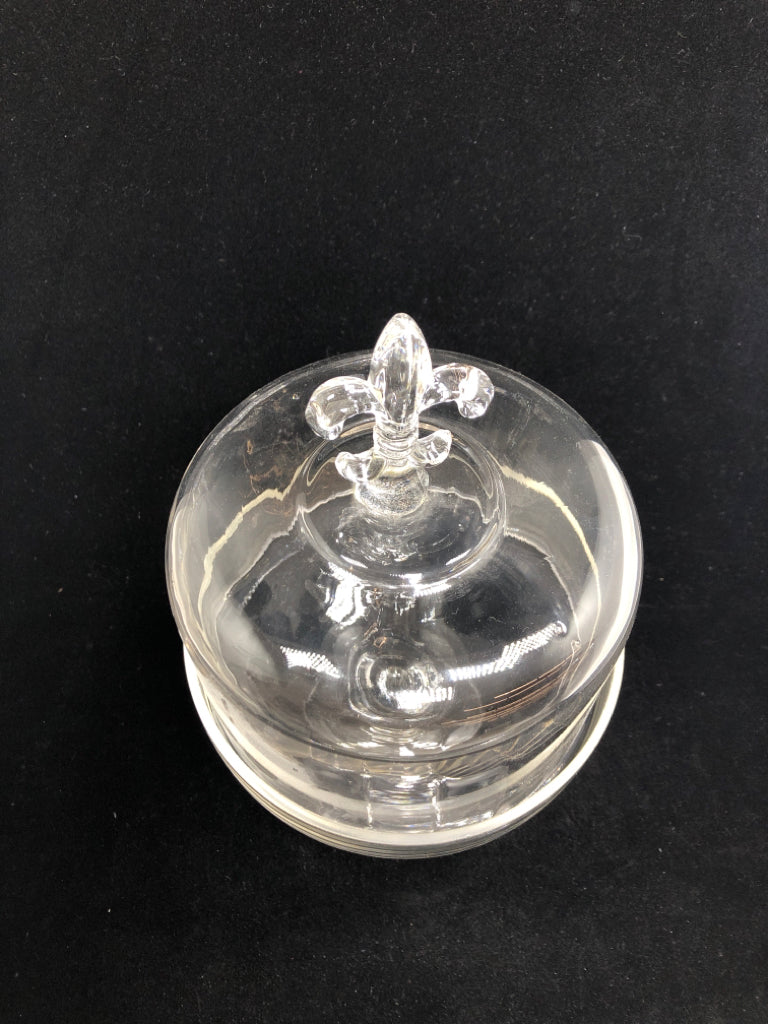 CLEAR PEDESTAL CAKE STAND W/ FLEUR-DE-LIS.