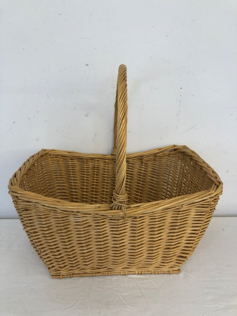 LARGE WICKER BASKET W/HANDLE.