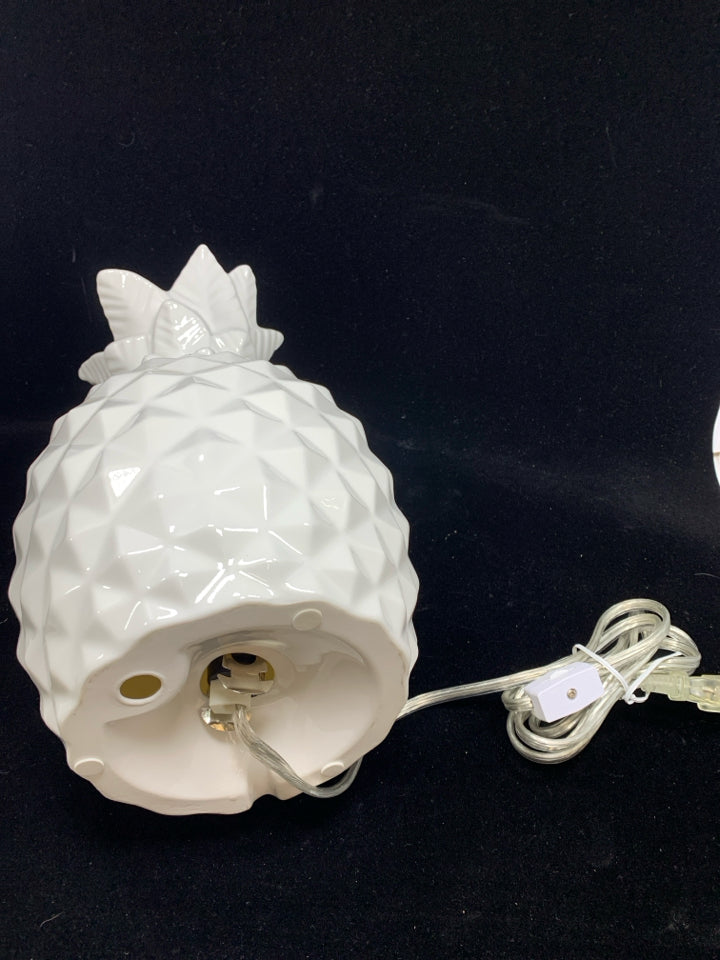 CERAMIC PINEAPPLE TABLE LAMP.