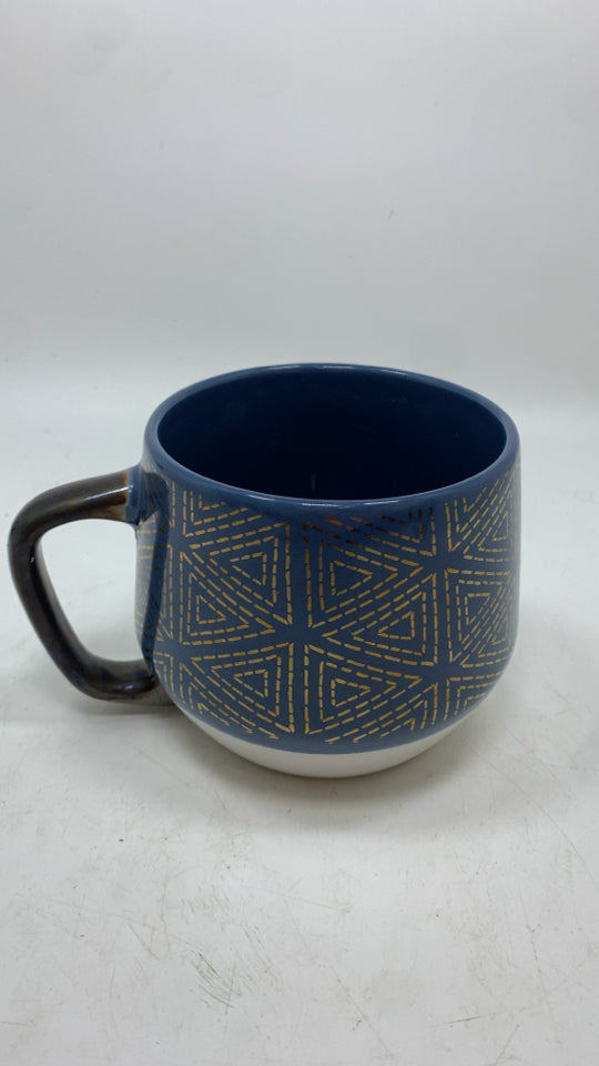 GOLD TRIANGLE STONEWARE MUG.
