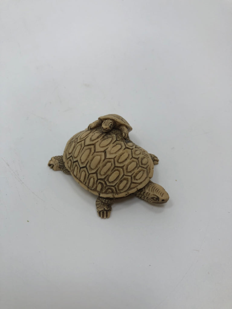 TURTLE W/BABY FIGURINE.