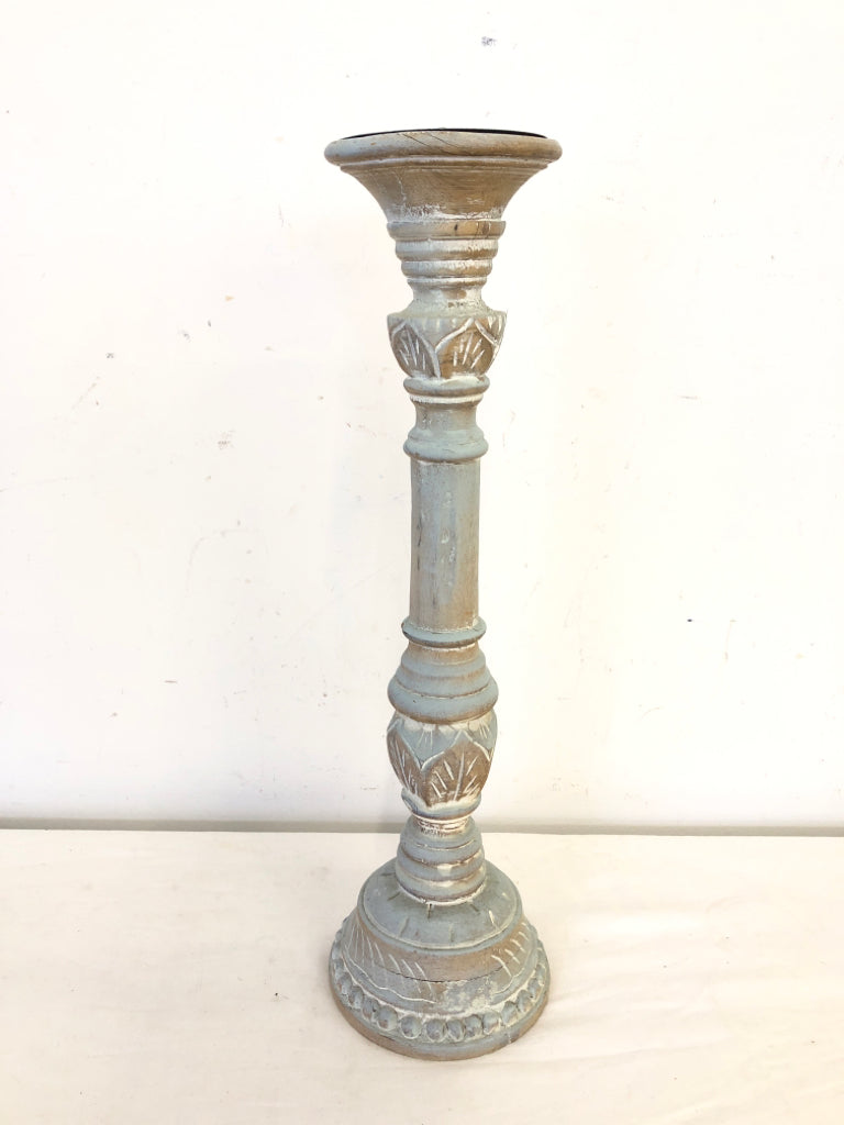 TEAL WOOD CARVED DISTRESSED PILLAR CANDLE HOLDER.