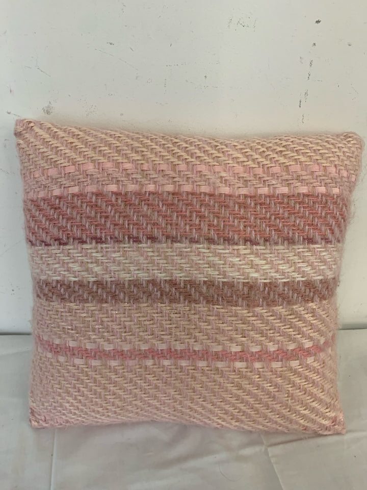 TWO TONE PINK KNITTED PILLOW.