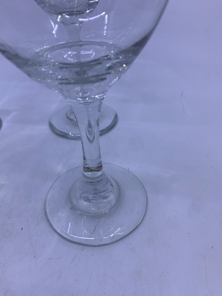 4 FESTIVE HOLLY LEAVES WINE GLASSES WITH GOLD RIM.