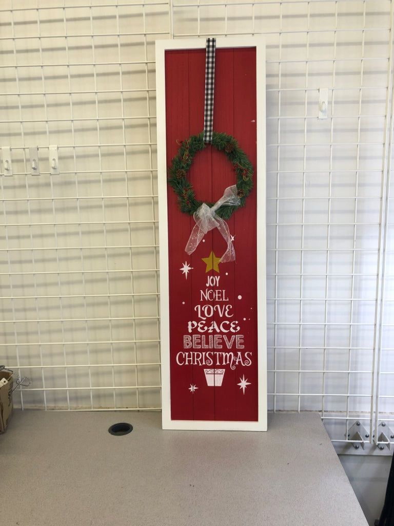 WREATH ON RED/WHITE WOOD XMAS WALL HANGING.