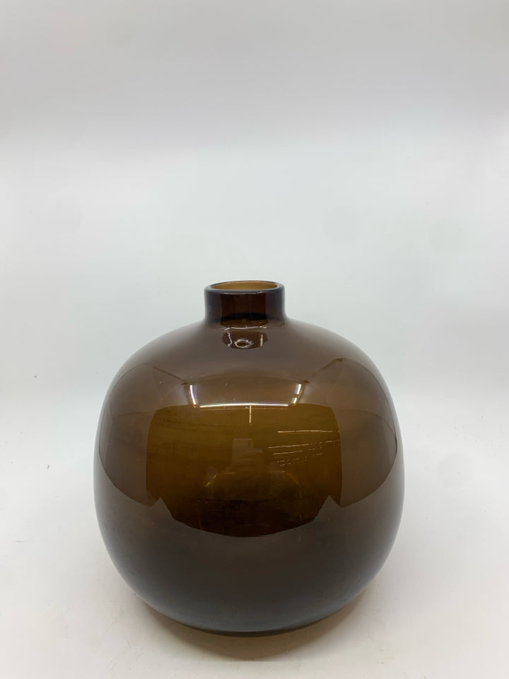 BROWN CIRCLE GLASS VASE W/ STUBBY NECK.