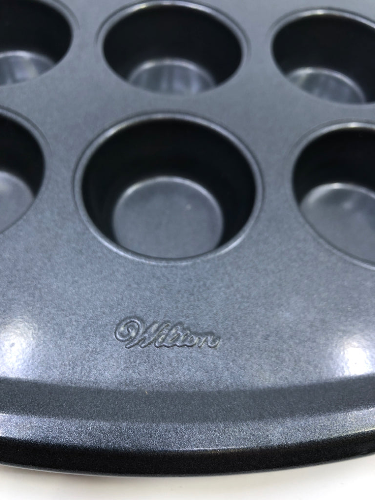 MINI CUPCAKE PAN WILTON.