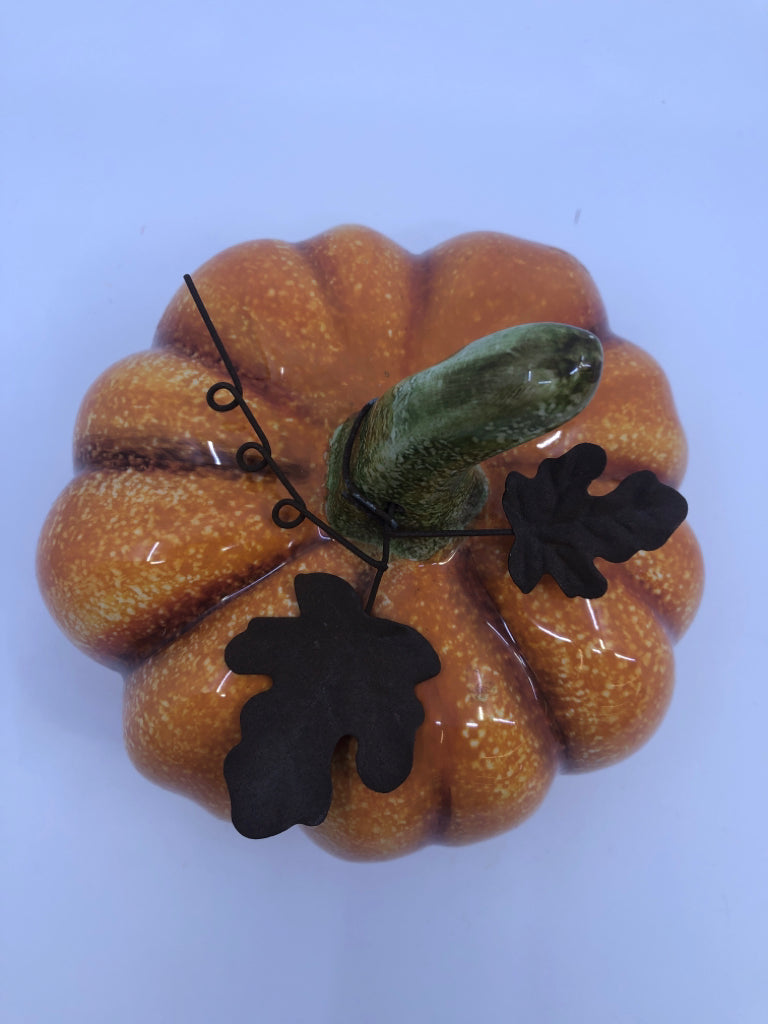 PUMPKIN W/METAL LEAVES.