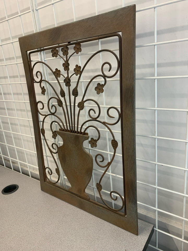 METAL FLOWER DISTRESSED WALL HANGING.