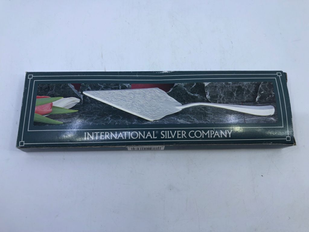 NIP SILVER CAKE SERVER.