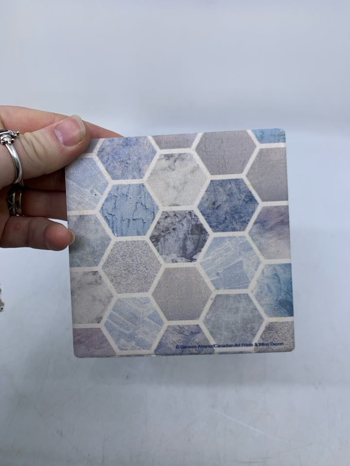 4 TILE COASTERS HEXAGON PATTER IN SILVER STAND.