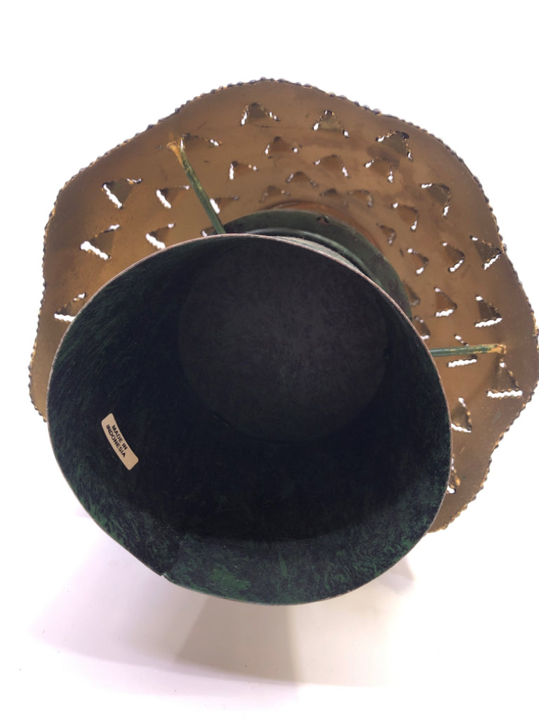 METAL CHRISTMAS TREE CANDLE HOLDER W/LATCH.