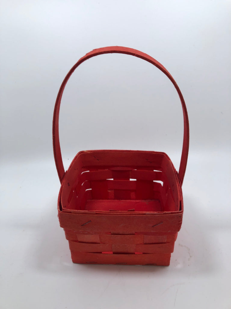 SMALL RED SQUARE WOVEN BASKET.