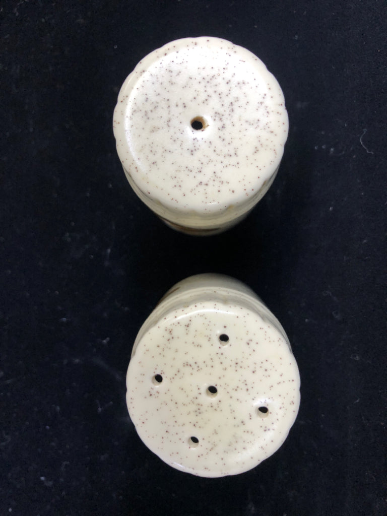 VTG WHITE SPECKLED S/P SHAKERS W/ BROWN/ORANGE DESIGN.