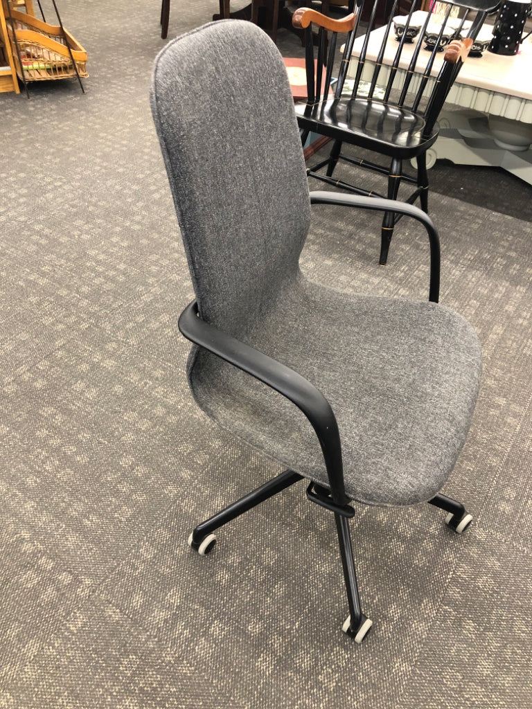 GREY FABRIC OFFICE CHAIR.