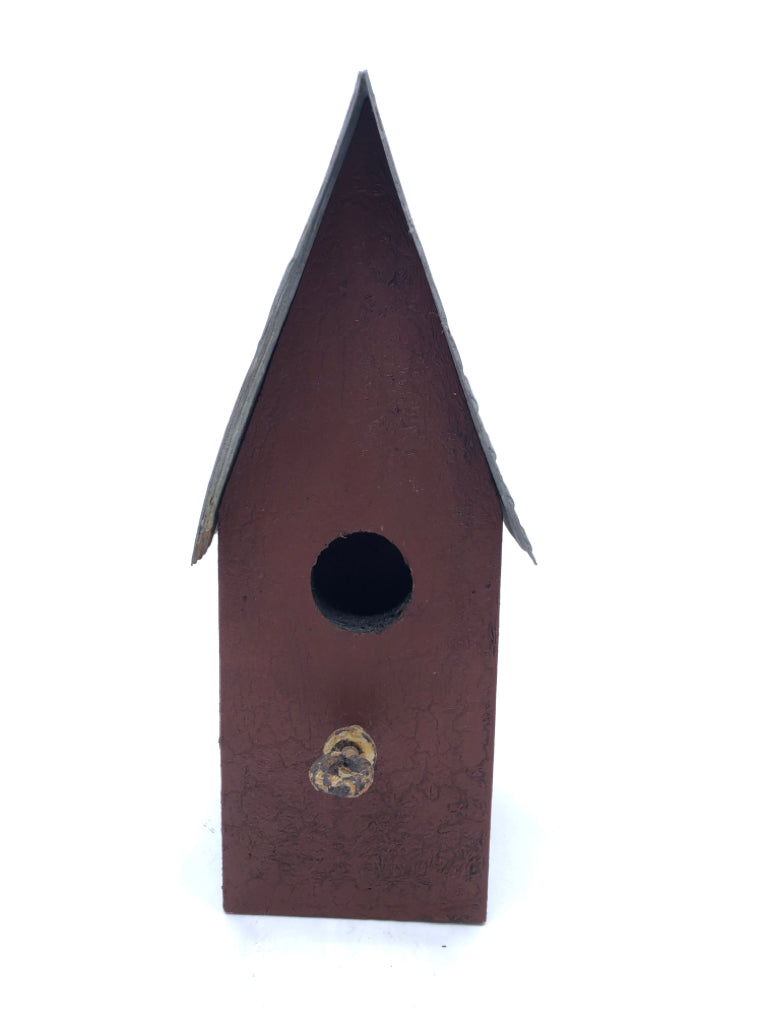 RED RUSTIC METAL BIRDHOUSE.