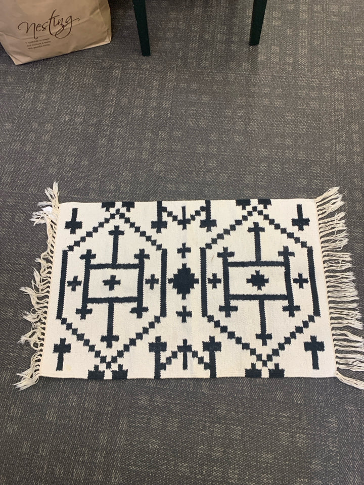 BLACK AND WHITE ACCENT RUG.