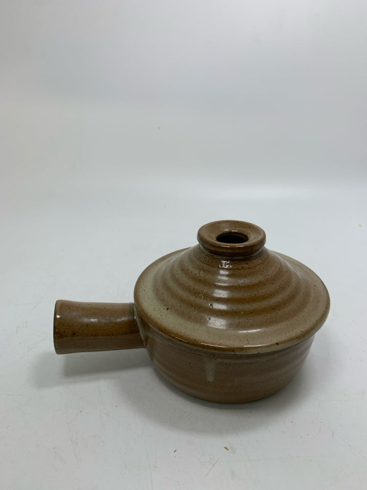 TAN SPECKLED FRENCH ONION SOUP BOWL W/ HANDLE & LID.