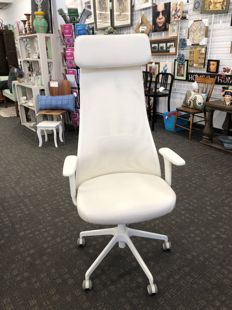 WHITE HIGH BACK GAMER CHAIR.