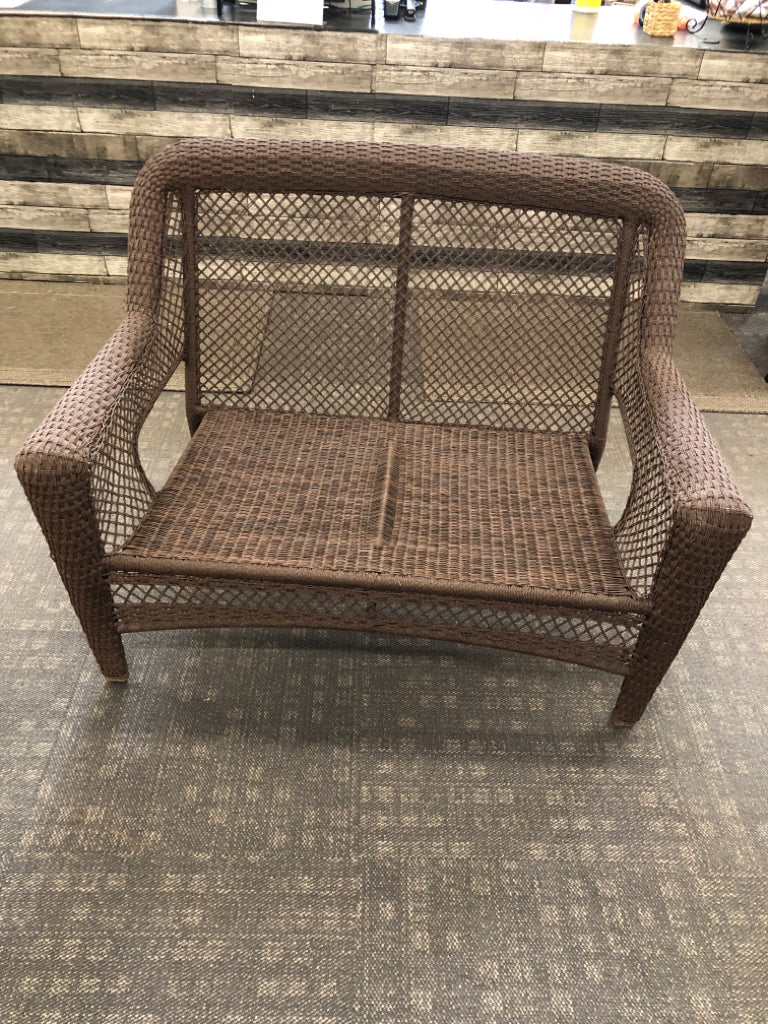 BROWN WICKER OUTDOOR LOVE SEAT.