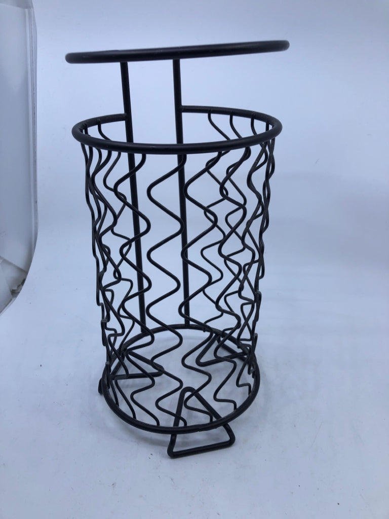 BROWN ZIGZAG PATTERN PAPER TOWEL HOLDER.