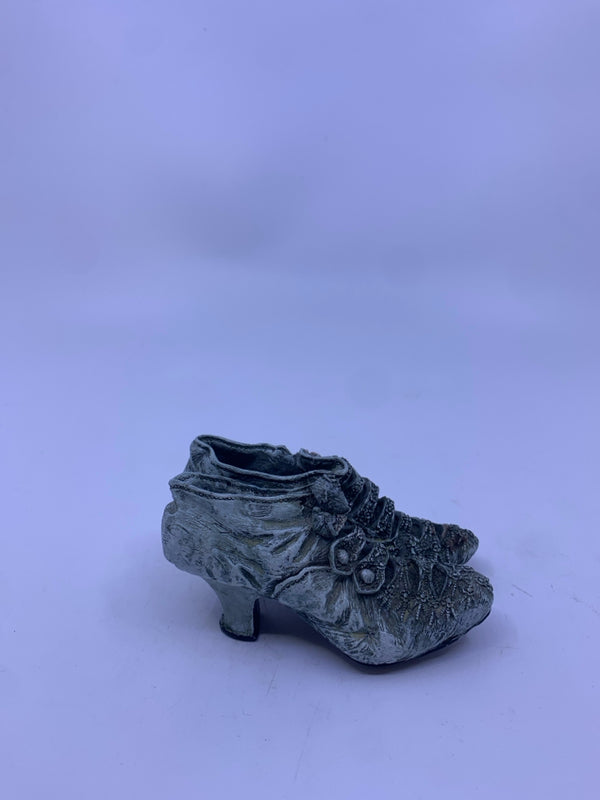 RESIN GREEN DISTRESSED SHOES.