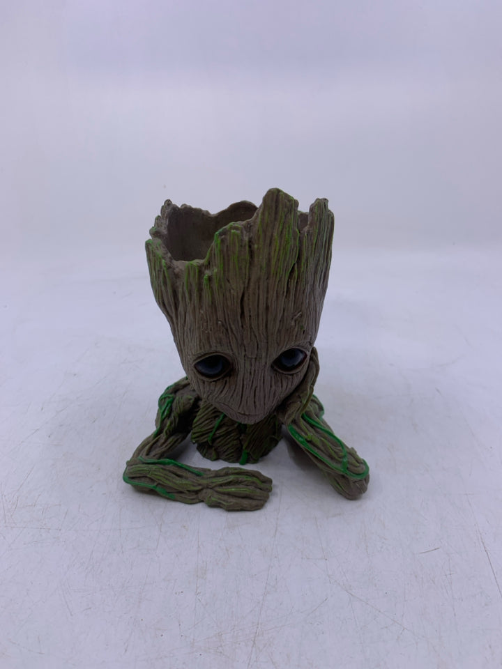 GROOT TREE PLANTER.
