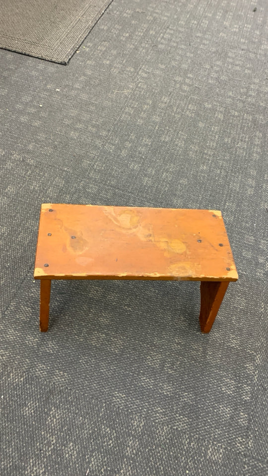 SMALL RUSTIC WOOD STOOL.