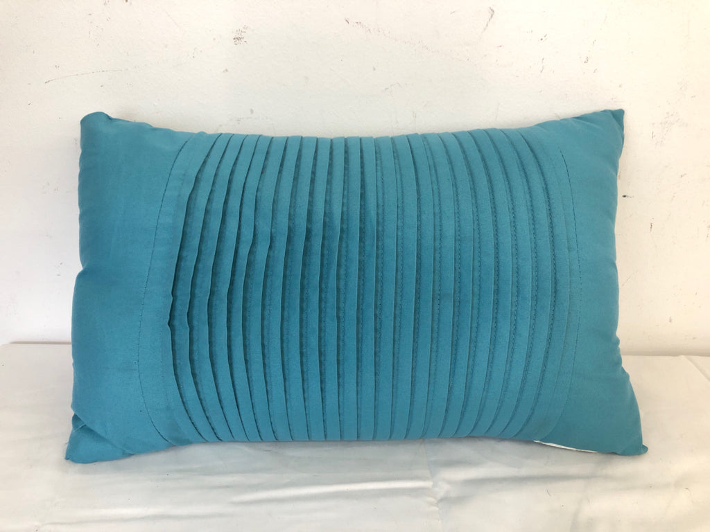 SMALL TEAL RECTANGLE PILLOW.