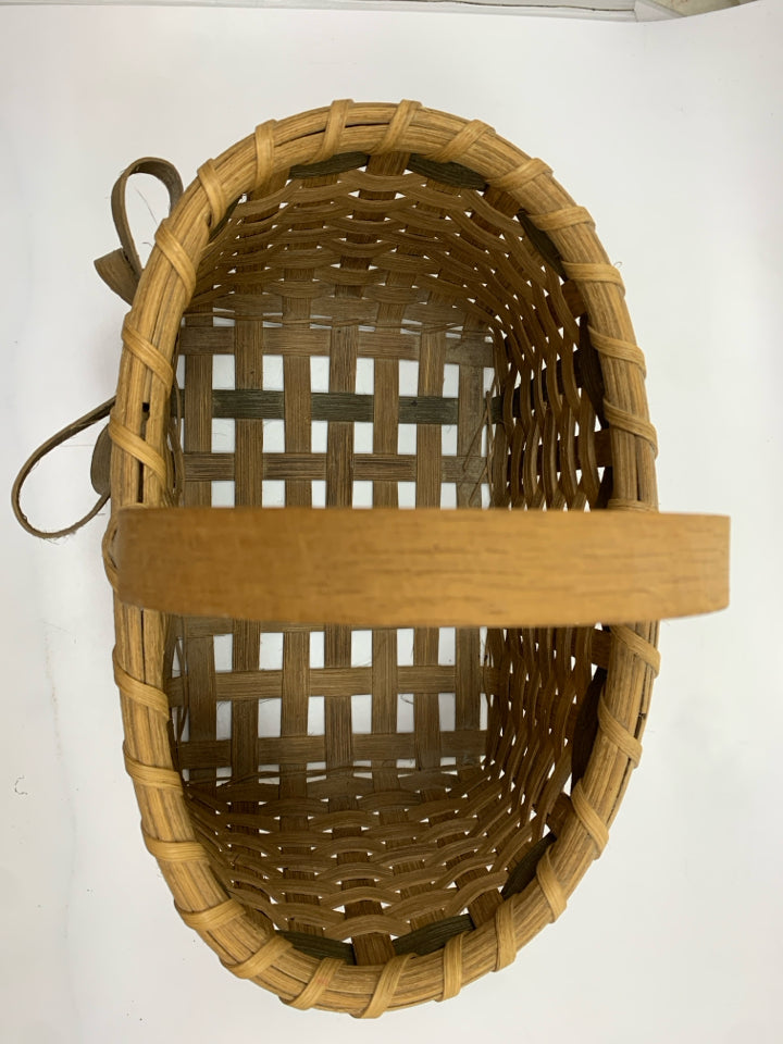 GREEN STRIPED WICKER BASKET W/BOW.