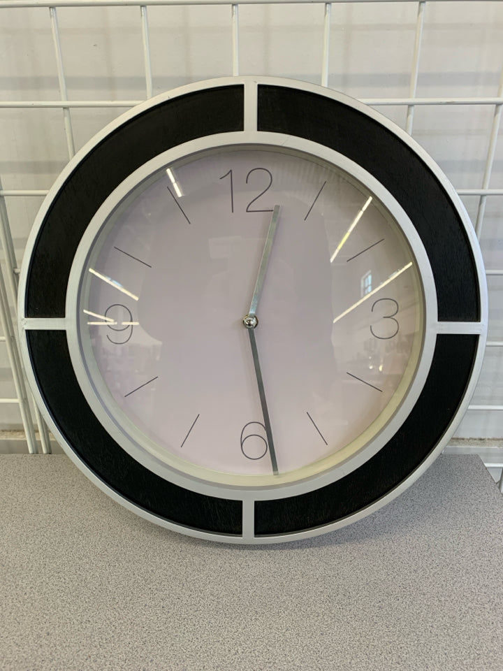 ROUND PLASTIC SILVER/BLACK WALL CLOCK.