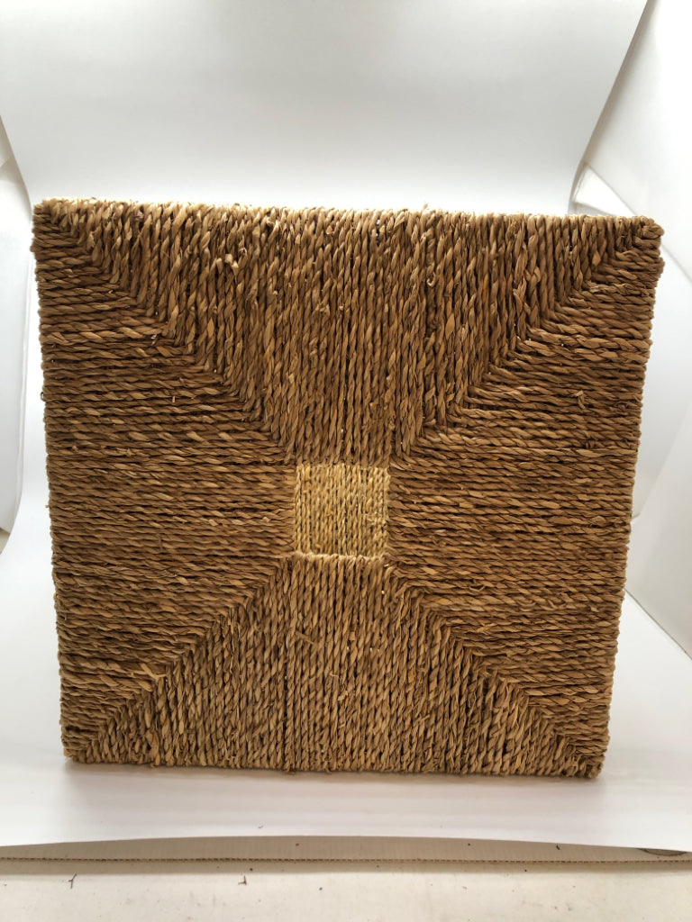 WOVEN WICKER STORAGE CUBE.