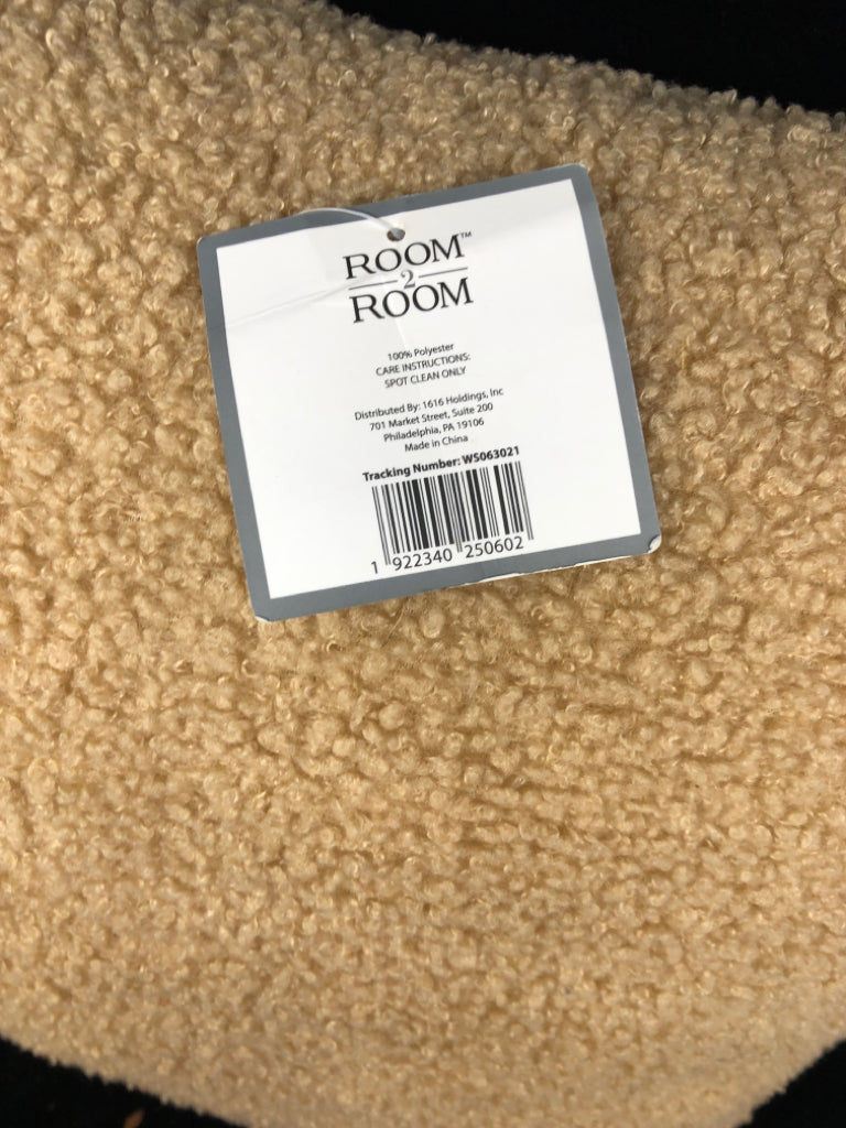 TAN PLUSH SQUARE PILLOW.