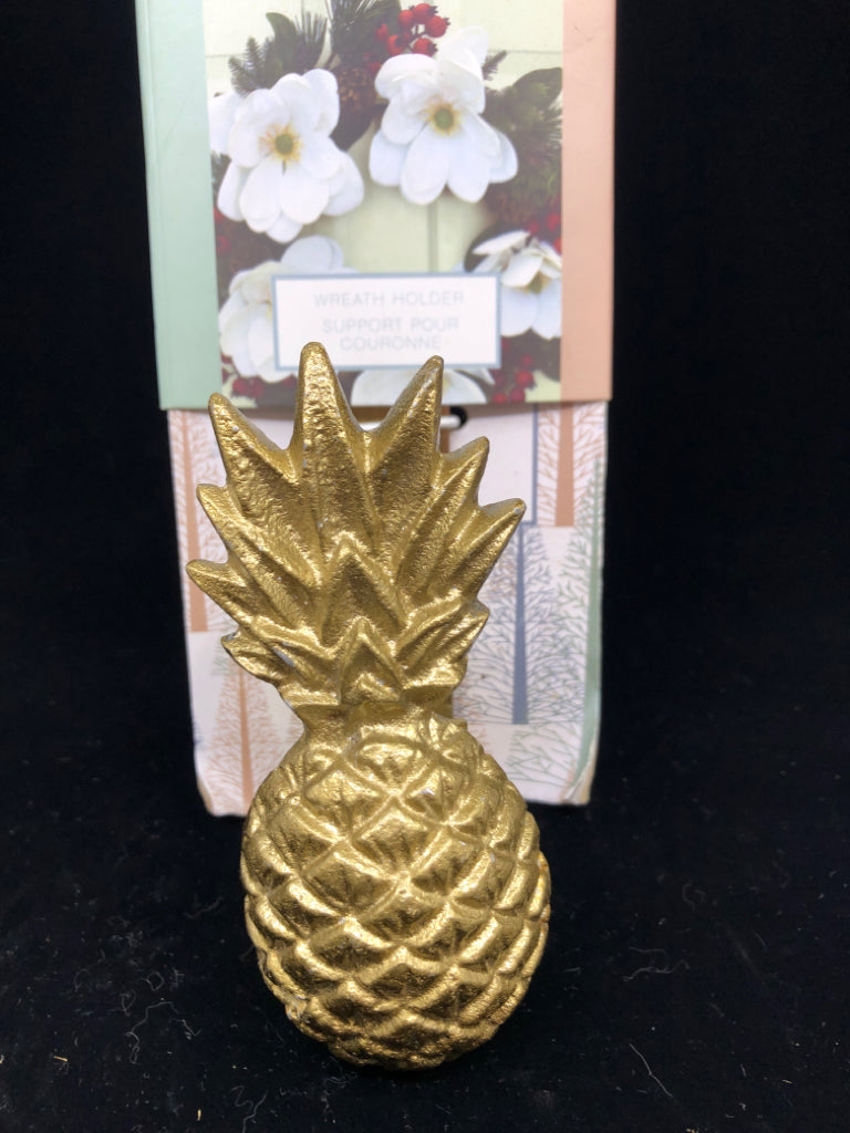 NIP GOLD METAL PINEAPPLE WREATH HOLDER.