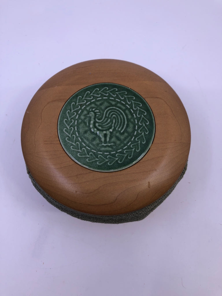 SMALL ROUND BASKET W GREEN AND PLASTIC LINER WOOD ROSTER LID.