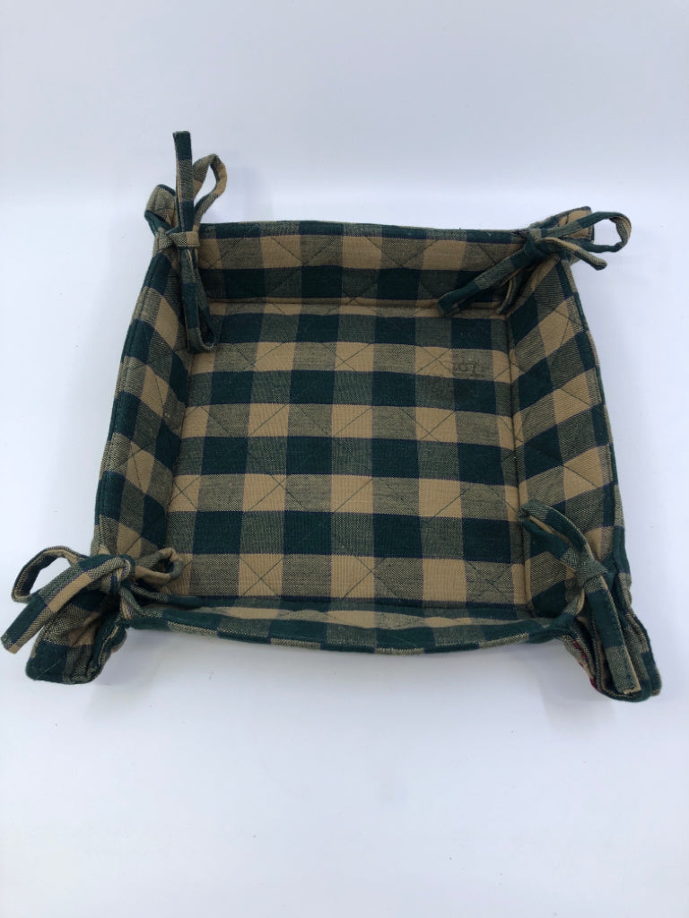 GREEN AND TAN BASKET W ROOSTERS.