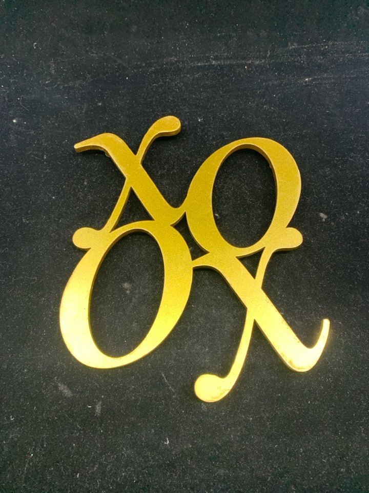 GOLD METAL XOXO TRIVET.