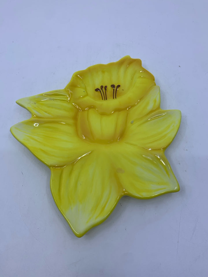 SMALL YELLOW FLOWER TRAY.