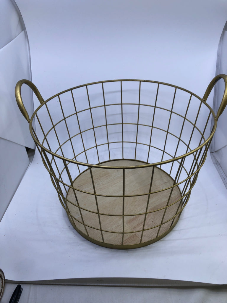 GOLD WIRE BASKET W/ HANDLES & WOOD BOTTOM.