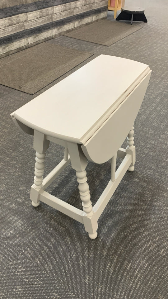 CREAM PAINTED DROP LEAF SIDE TABLE W/SPINDLE LEGS.
