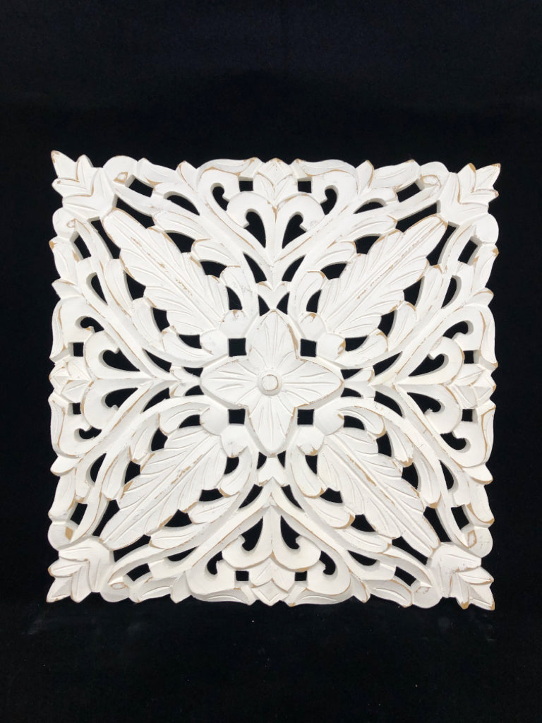 DISTRESSED WHITE WOODEN STAR STYLE WALL-HANGING.