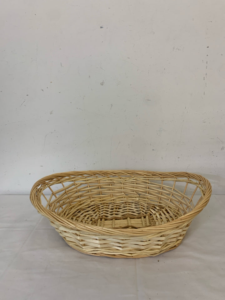 OVAL BLONDE WOVEN BASKET.