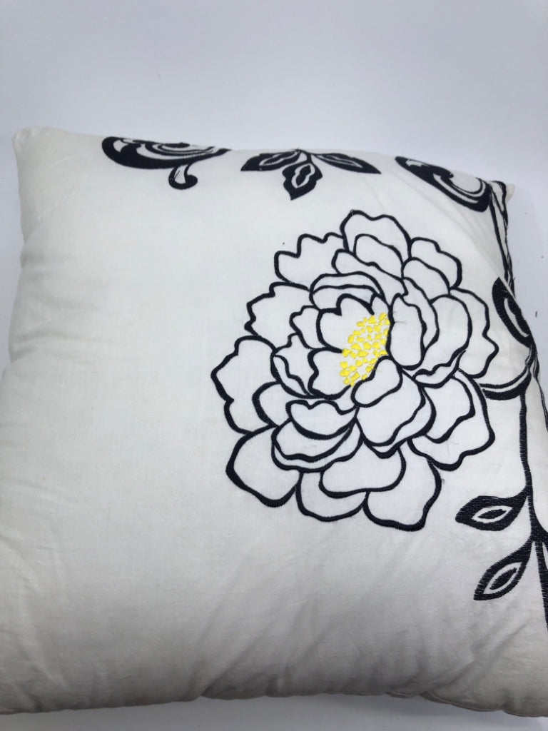WHITE PILLOW BLACK STITCH FLOWER/YELLOW.