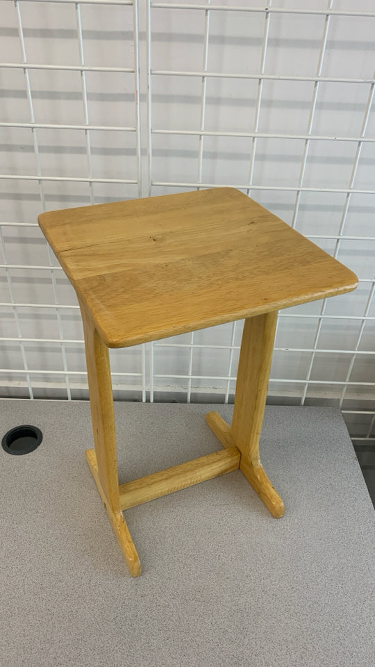 SM LIGHT WOOD PLANT STAND.